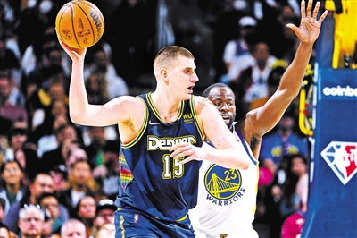 递给球员 递给球员